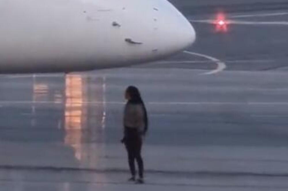 ZAKASNILA NA AVION, PA KRENULA DA ŠETA PO PISTI: Vikala na PILOTA, pa onda mislila da MOŽE... (VIDEO)