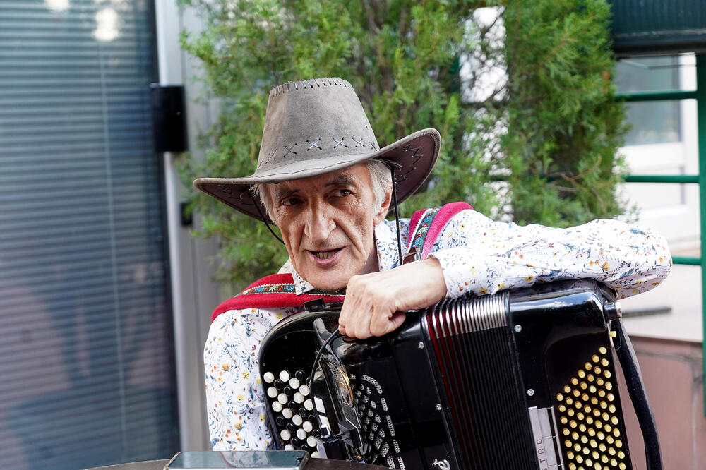 U BEOGRAD DOŠAO SA JEDNOM KESOM I NOĆI PROVODIO U PARKU: Decenijama se ovo NIJE ZNALO, a sada je sve PRIZNAO