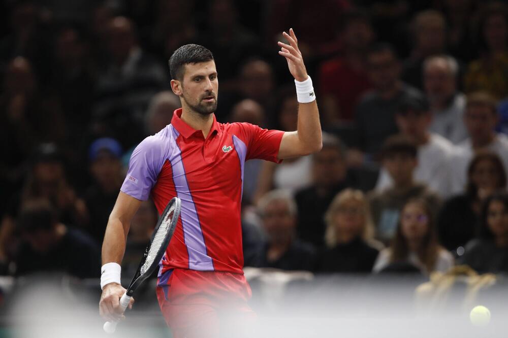 ĐOKOVIĆ SE OBRAČUNAO SA PUBLIKOM U PARIZU: Izgubio brejk, pa SRAMNO IZVIŽDAN! (FOTO)