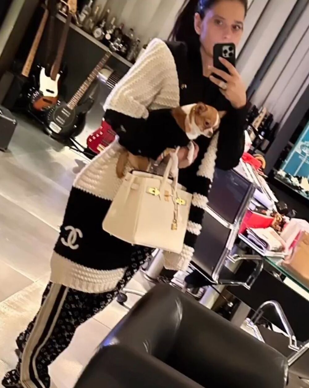 Stilski nameštaj, staklo i drvo dominiraju luksuzno opremljenom kancelarijom