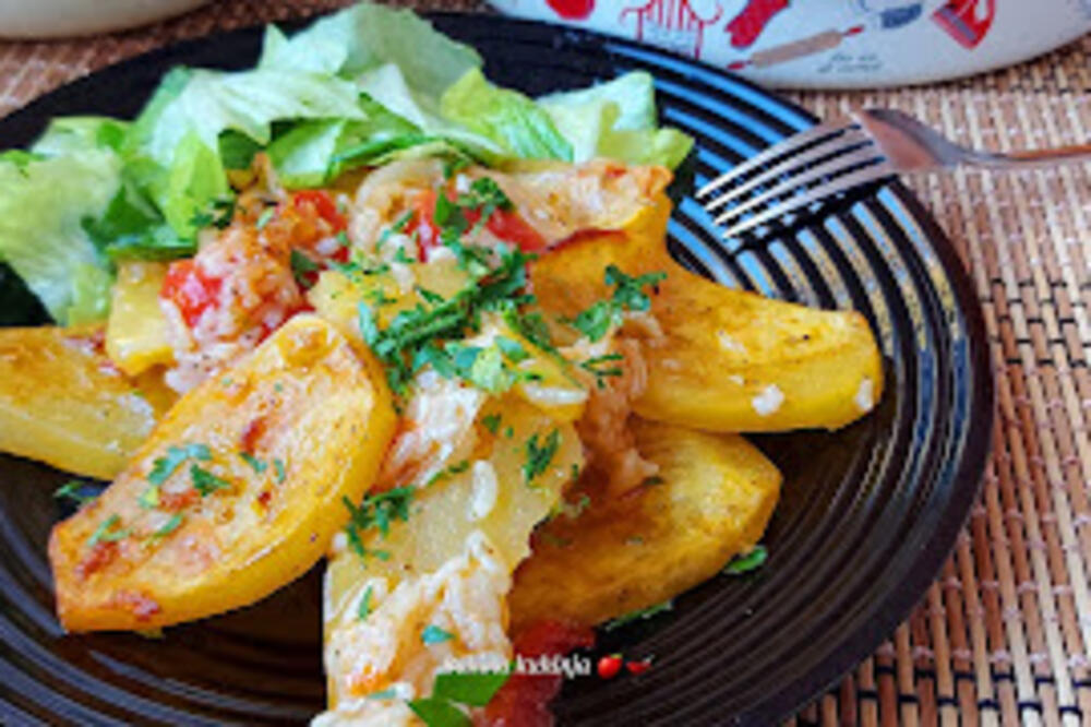 BAKIN RECEPT ZA POSNI KROMPIR IZ RERNE: Skoro niste probali nešto ovako SOČNO i ukusno - olizaćete tepsiju