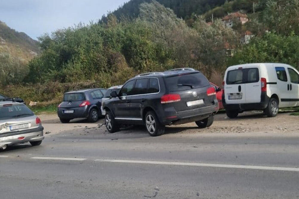 DETALJI TEŠKE NEZGODE KOD NOVE VAROŠI: Izleteo iz krivine, pa se zakucao u kašiku čistača zimske službe