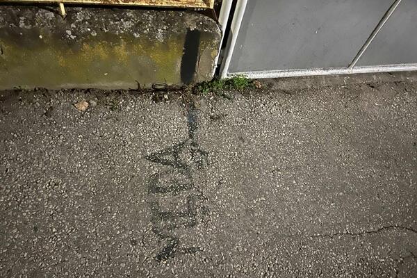 DA SE ZNA ŠTA JE ČIJE! Čačani kad prođu OVOM ULICOM samo u trotoar gledaju, razlog je URNEBESAN (FOTO)