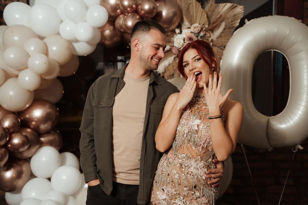 KRISTINA REKLA "DA!" Otkrivamo: Kako je Stefan zaprosio atraktivnu pevačicu, TU JE I IZNENAĐENJE (FOTO)