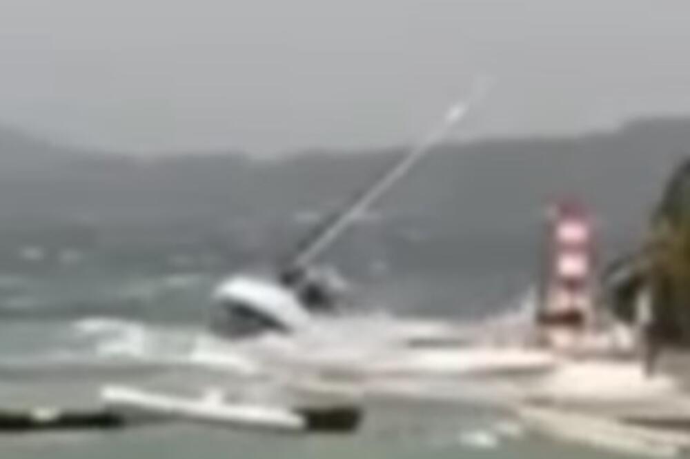 HAOS U CRNOJ GORI ZBOG VELIKOG NEVRMENA: Vetar PREVRNUO brod, nije mu bilo SPASA! (VIDEO)