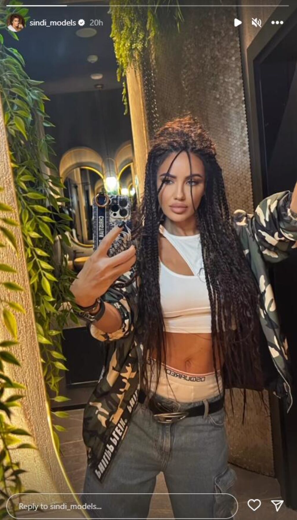 Sindi pozirala u muškom donjem vešu