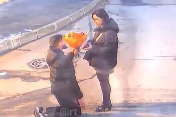 KLEKNUO JE PRED DEVOJKU, A ONDA JE OSETIO JAK UDARAC: Dogodio se NEOČEKIVAN obrt, a tu je bio i SUZAVAC... (VIDEO)