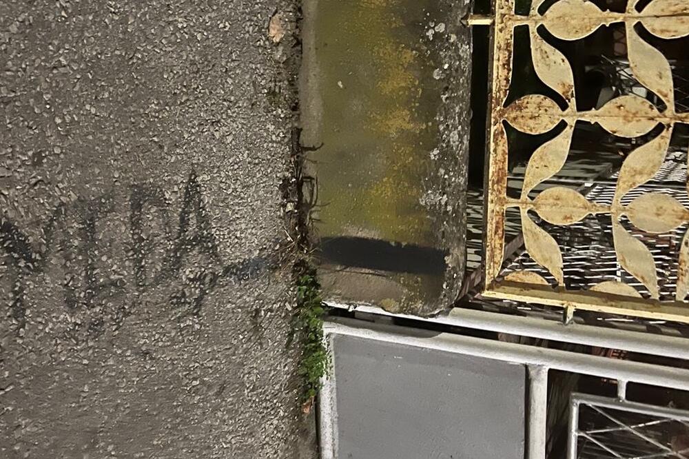 URNEBESAN NATPIS U ČAČKU OGLEDALO KOMŠIJSKIH ODNOSA KOD NAS: To što piše na zemlji NASMEJALO je CELU SRBIJU (FOTO)