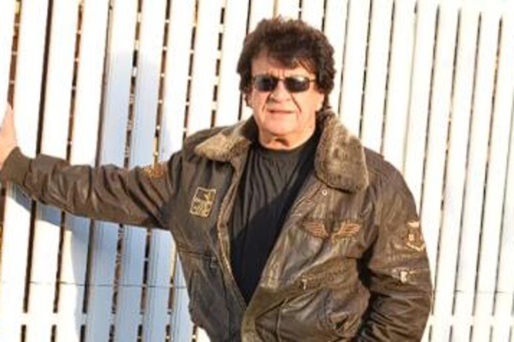 SRBI ZNAJU NAPAMET NARODNJAK, A NEMAJU POJMA KO JE OTPEVAO "MOTOKULTIVATOR": Stevo danas živi od ovoga, kakav car