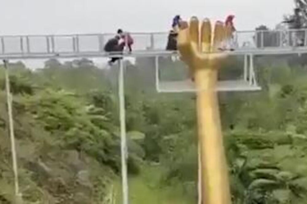 PUKLA PLOČA NA MOSTU, TURISTA NA MESTU OSTAO MRTAV: Jeziva smrt zabeležena kamerom (UZNEMIRUJUĆ SNIMAK)