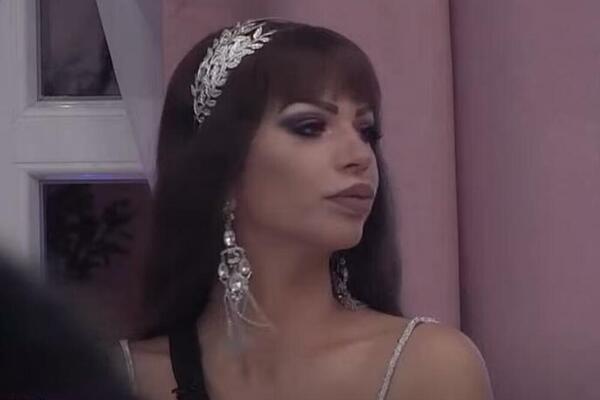 MIKSI KAO CARICA DOČEKALA ZOLU: Obučena u MANEKENKU se tresla i mucala kad ga je VIDELA, a onda se desilo OVO