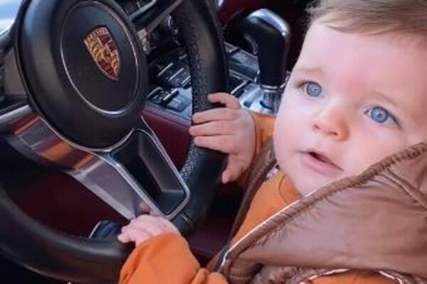 NAJBOGATIJI JEDNOGODIŠNJAK NA SVETU BUKVALNO SPAVA U LUKSUZU: Porše i ZLATNI NAKIT su njegova svakodnevnica (VIDEO)