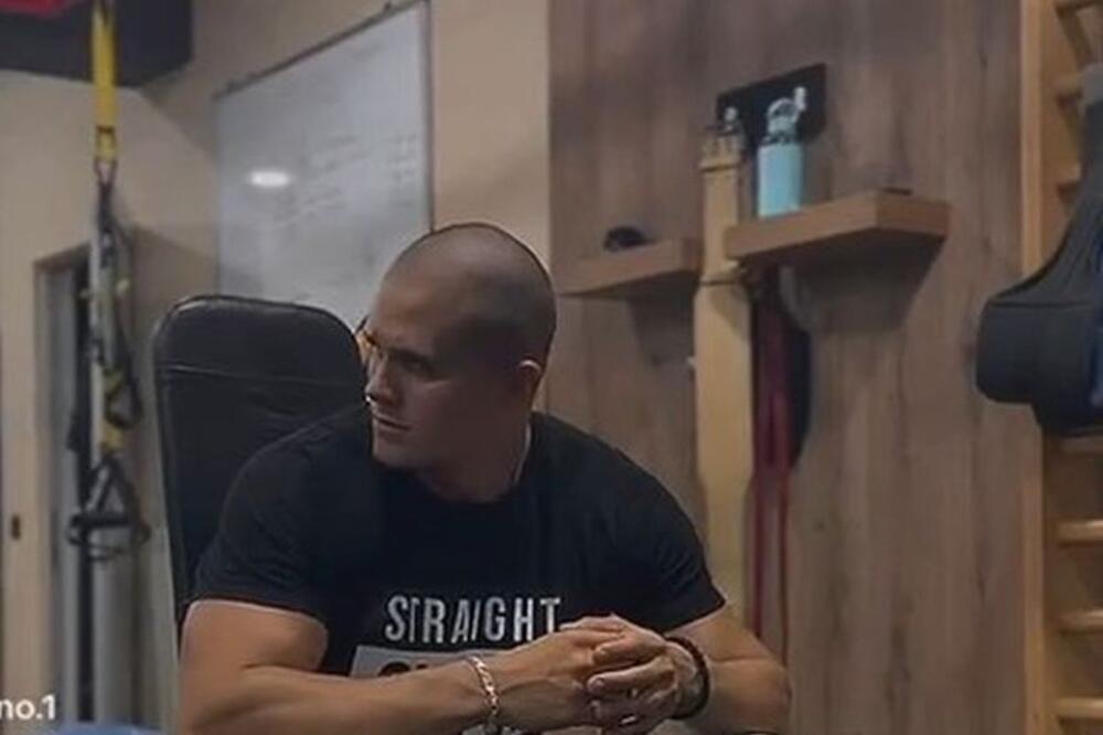 POKRADEN NAŠ POPULARNI REPER! "Dostavljač hrane" mu UKRAO patike ispred VRATA, on sve PODELIO JAVNO