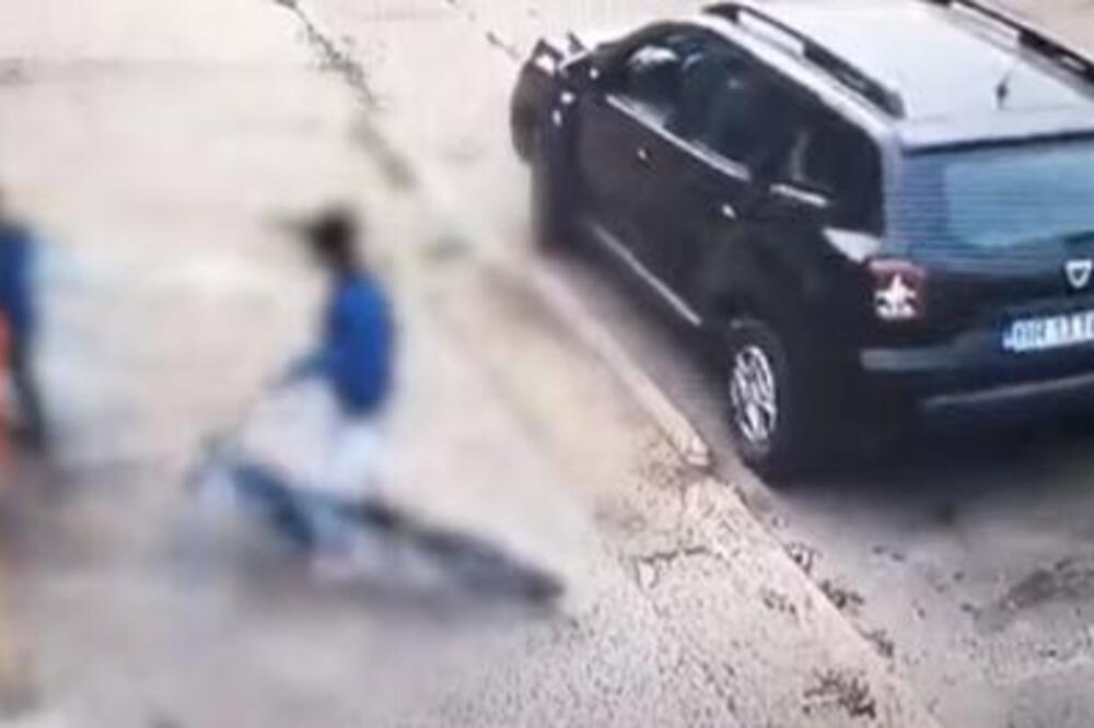 POLICIJSKO VOZILO GAZI DEČAKA, MAJKA ISTRČAVA I BACA SE NA TELO: Pojavio se snimak jezive tragedije (UZNEMIRIJUĆE)