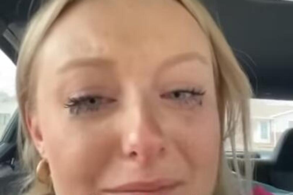 DEVOJKA OTIŠLA NA TETOVIRANJE, PA UŽASNO ZAŽALILA ZBOG TOGA: Plakala kao kiša kada je ugledala GROZOTU... (VIDEO)