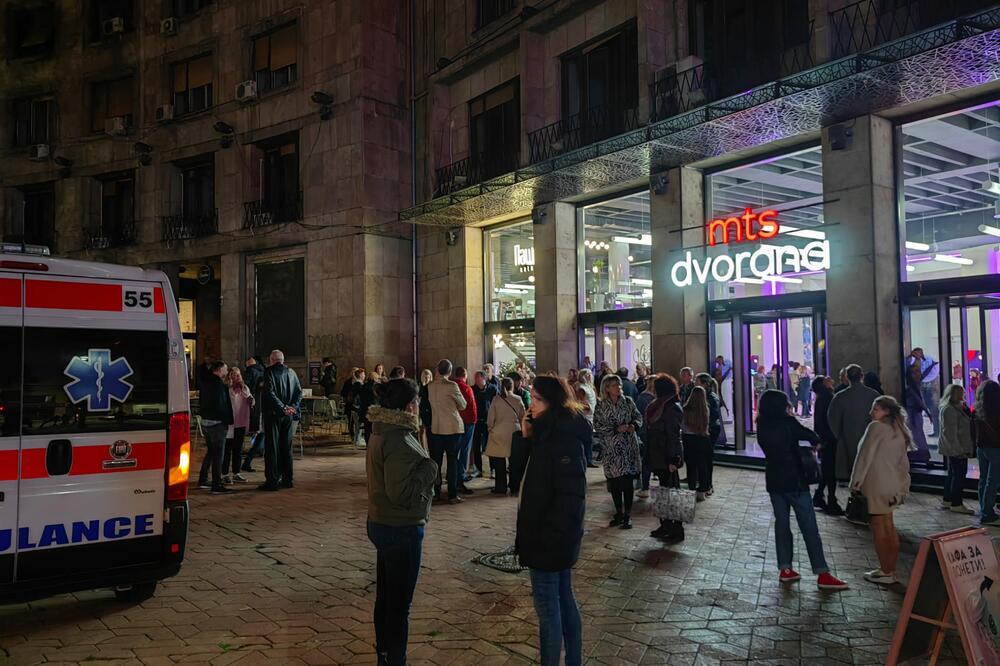 PREMINULA ŽENA KOJOJ JE POZLILO NA KONCERTU KALOPI BUKLE: Pevačica van sebe