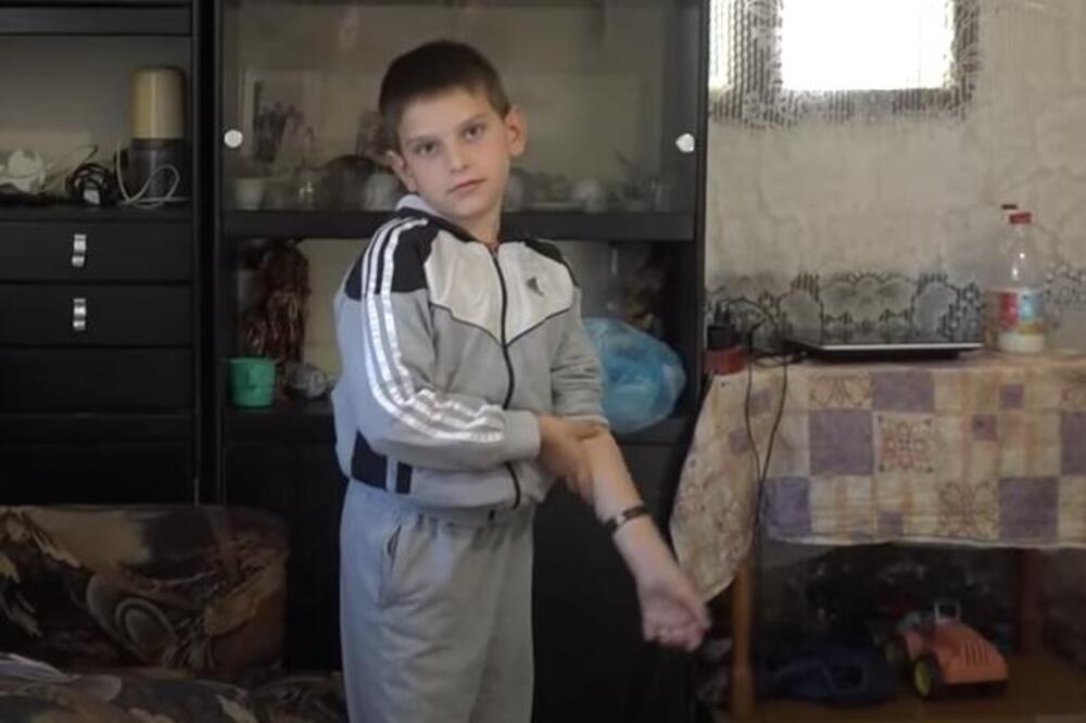 MALI NIKOLA ŽIVI SA PORODICOM U JAKO TEŠKIM USLOVIMA! Život mu otežava EPILEPSIJA zbog koje ne sme da bude sam