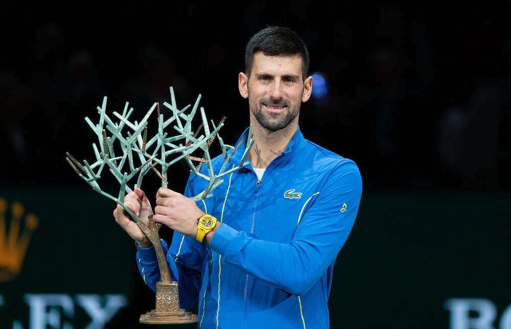 Đoković sa trofejem u Parizu