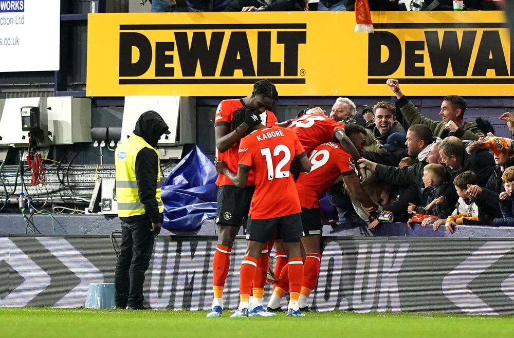 Slavlje fudbalera Lutona posle vodećeg gola