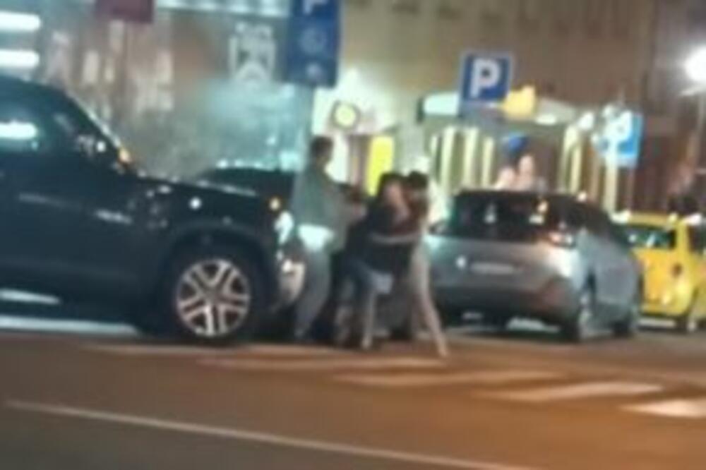 JEDAN IMA ŠTANGLU, DRUGI BIJE PESNICAMA, A ŽENA... Pojavio se snimak TUČE u centru Beograda (VIDEO)
