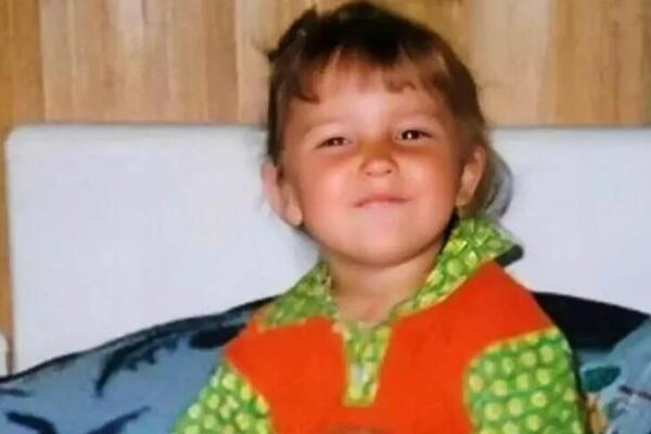 DA LI ZNATE KO JE DEVOJČICA SA FOTKE? Danas je ŽENA o kojoj BRUJI BALKAN, nema osobe koja je ne zna, prava je MAČKA