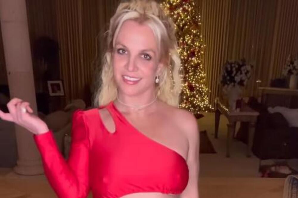 FATALNA PLAVUŠA ZAPALILA MREŽE: O snimku gde se UVIJA I DODIRUJE PO TELO svi bruje, ponovo je sve FRAPIRALA