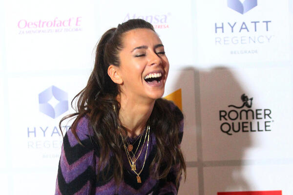 BEOGRAD JE SINOĆ ODLEPIO KADA SE ONA POJAVILA OVAKVA: Dudićeva zasenila sve izgledom, DUBOK ŠLIC mami poglede