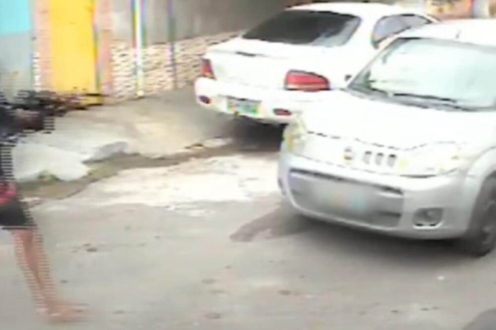 KRENUO JE DA OPLJAČKA MUŠKARCA U KOLIMA, A ONDA JE SHVATIO KO JE: Potom se dogodio OBRT, kamere sve snimile (VIDEO)