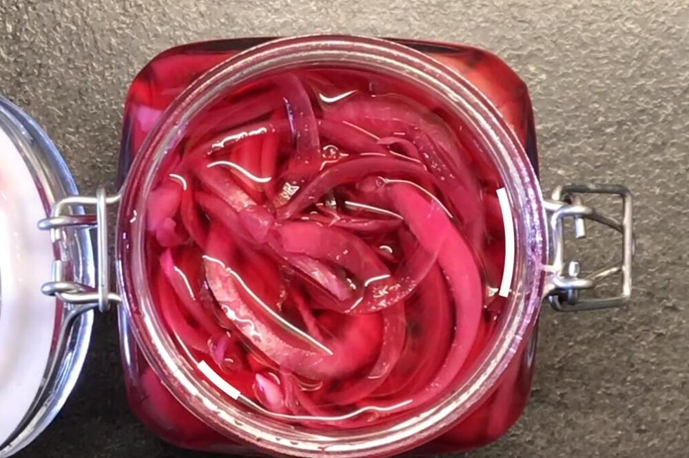 OVAKVU CRVENU ZIMNICU SU NAŠE BAKE OBAVEZNO PRAVILE, A DANAS JE ZABORAVLJENA: Ukiseljeni LUK bolji i od TURŠIJE