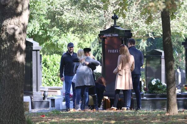 SUZE SAME IDU! Porodica se okupila na grobu Marinka Rokvića, jeza da te uhvati od OVIH PRIZORA (FOTO)