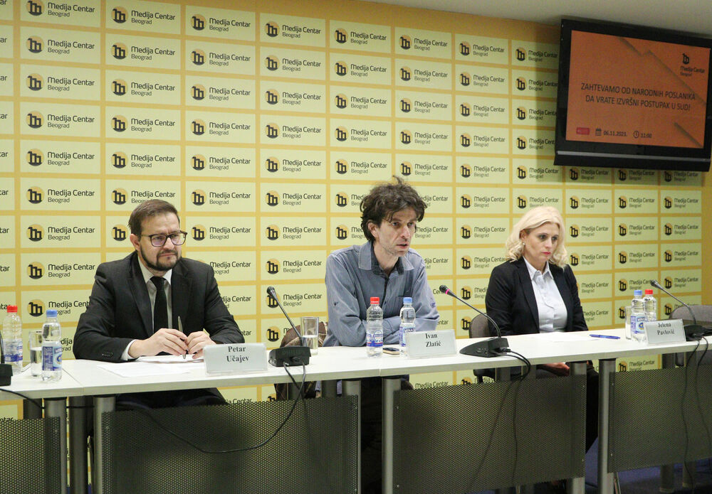 Konferencija za medije, Krov nad glavom