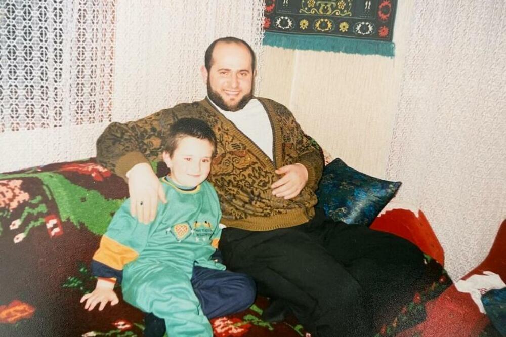 "DVIJE GODINE VEĆ PROĐOŠE, BABO...": Muftijin sin objavio sliku iz detinjstva uz emotivnu poruku (FOTO)