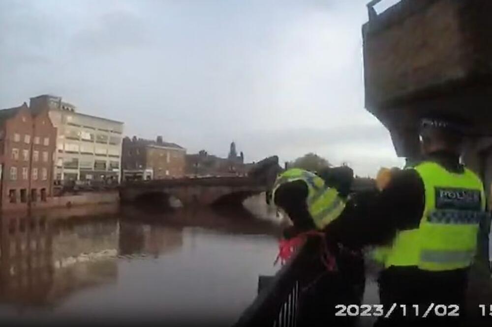 MUŠKARAC SE DAVIO U RECI, PROLAZNICI PRAVILI SELFIJE: Zvao upomoć, oni ga NEMO GLEDALI