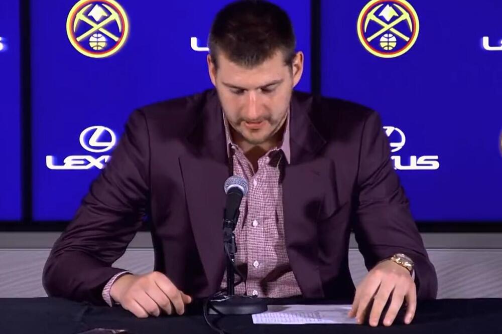 ŠOU NIKOLE JOKIĆA NA KONFERENCIJI! Srbin zaprepastio sve u sali svojim potezom (VIDEO)