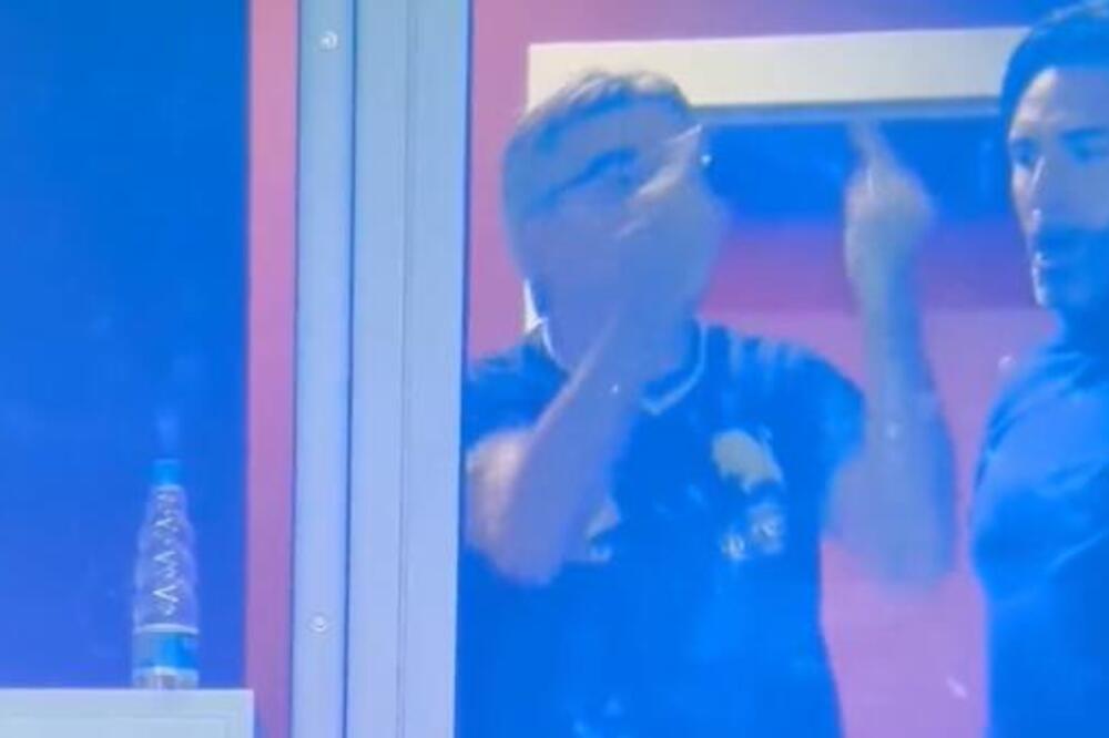 TRENER SRBA POKAZIVAO SREDNJI PRST! Hrvat "prva zvezda" tokom proslave pobede (VIDEO)
