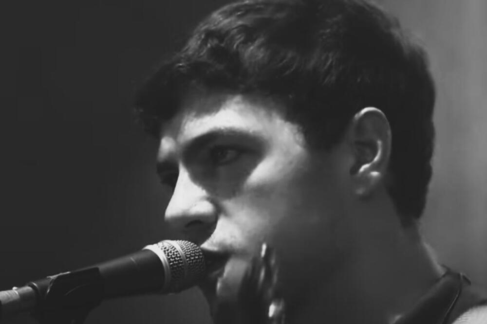 PREMINUO POZNATI PEVAČ U 26. GODINI: Kolege očajne i skrhane BOLOM, OPRAŠTAJU SE od njega