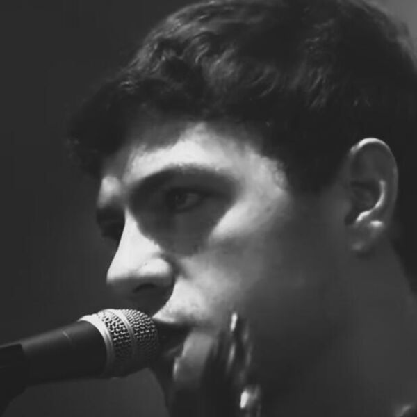 PREMINUO POZNATI PEVAČ U 26. GODINI: Kolege očajne i skrhane BOLOM, OPRAŠTAJU SE od njega