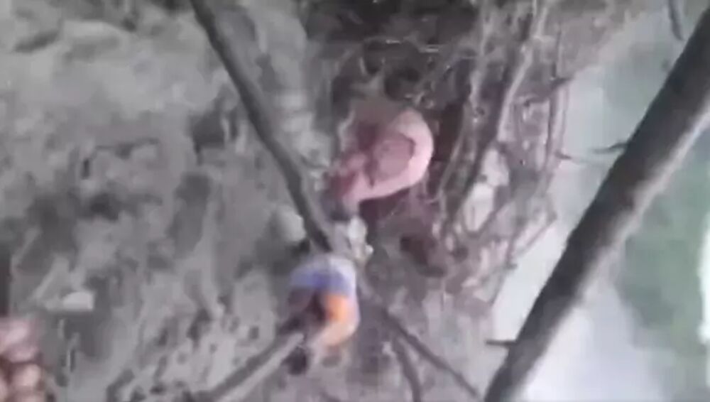 Žena se davi dok čvrsto drži selfi štap