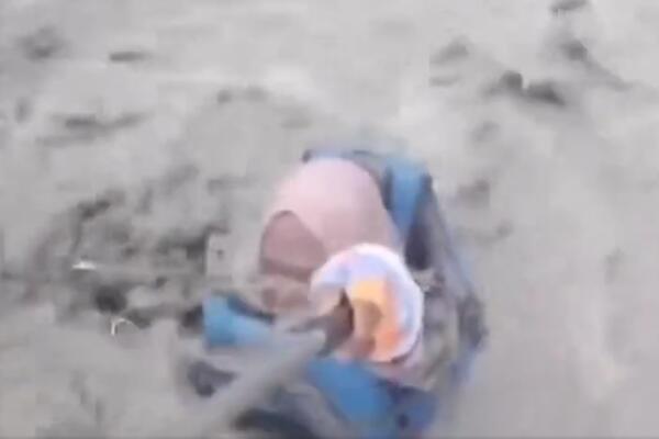 SNIMALA SE DOK JOJ SE PRIBLIŽAVAO CUNAMI, PA UMALO STRADALA: Ponela je BUJICA, ali zato telefon... (VIDEO)