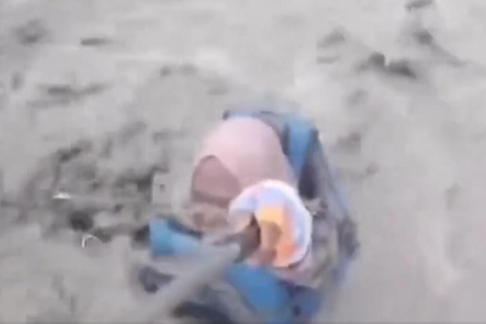 SNIMALA SE DOK JOJ SE PRIBLIŽAVAO CUNAMI, PA UMALO STRADALA: Ponela je BUJICA, ali zato telefon... (VIDEO)