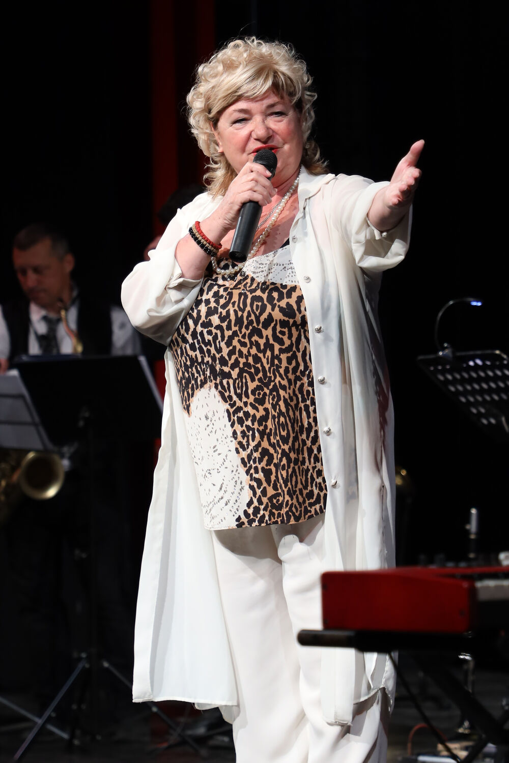 I dalje nastupa po klubovima i voli da radi