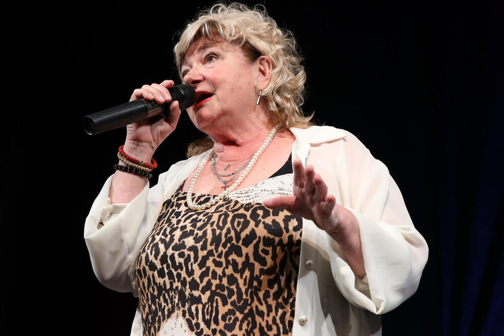 "BELA DEVOJKA SA CRNIM GLASOM" Srpkinja koja je obeležila jednu epohu RASKOŠNIM GLASOM, žena VREDNA DIVLJENJA