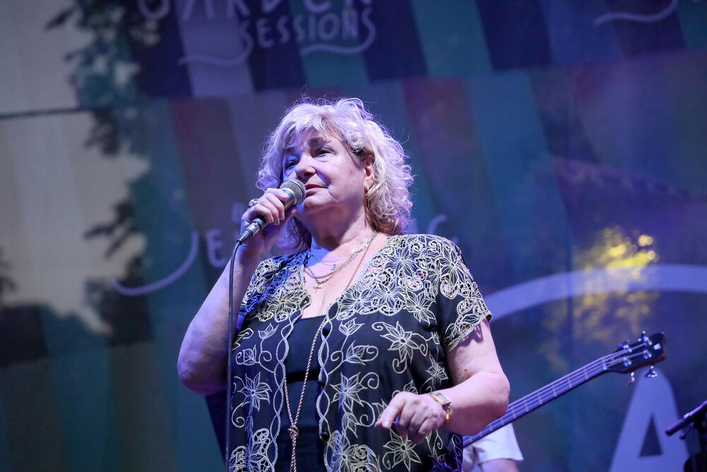 Nada je rođena i odrasla u Aleksincu, a srednju muzičku školu, klavir i flautu učila je u Nišu