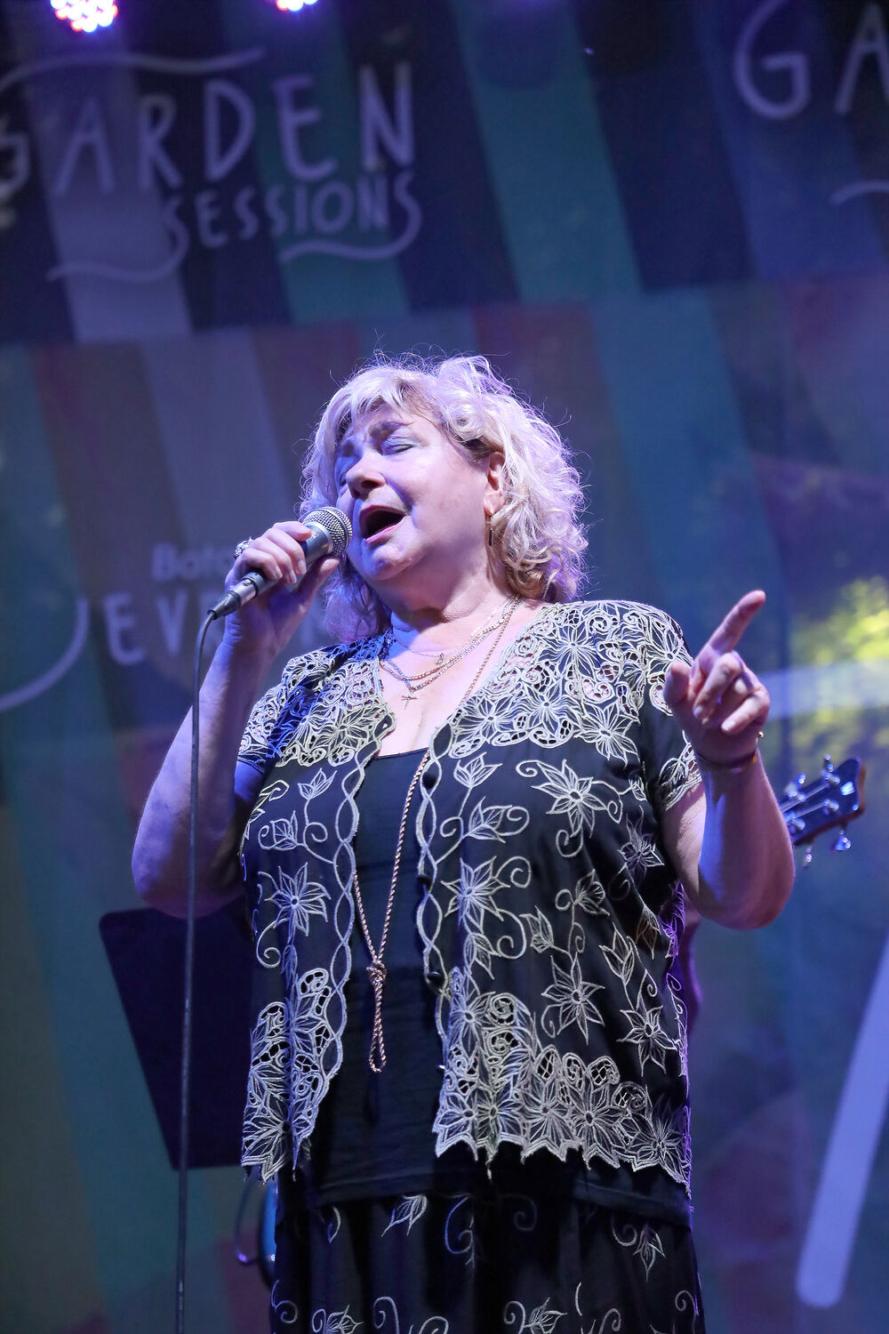 Kasnije je prešla u Prištinu gde je upisala Pedagošku akademiju i vrlo brzo je počela da nastupa na lokalnim igrankama