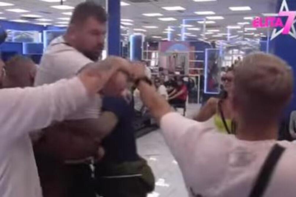 KAO GROM IZ VEDRA NEBA! JANJUŠ PODIVLJAO I KRENUO DA VILENI PO KUĆI: Obezbeđenje HITNO uletelo (VIDEO)