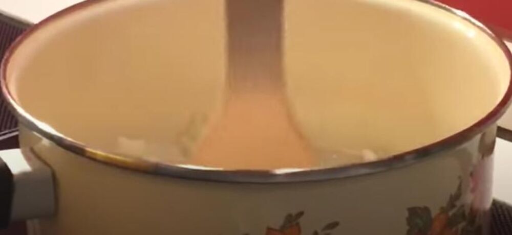 Dinstanje crnog luka u šerpi