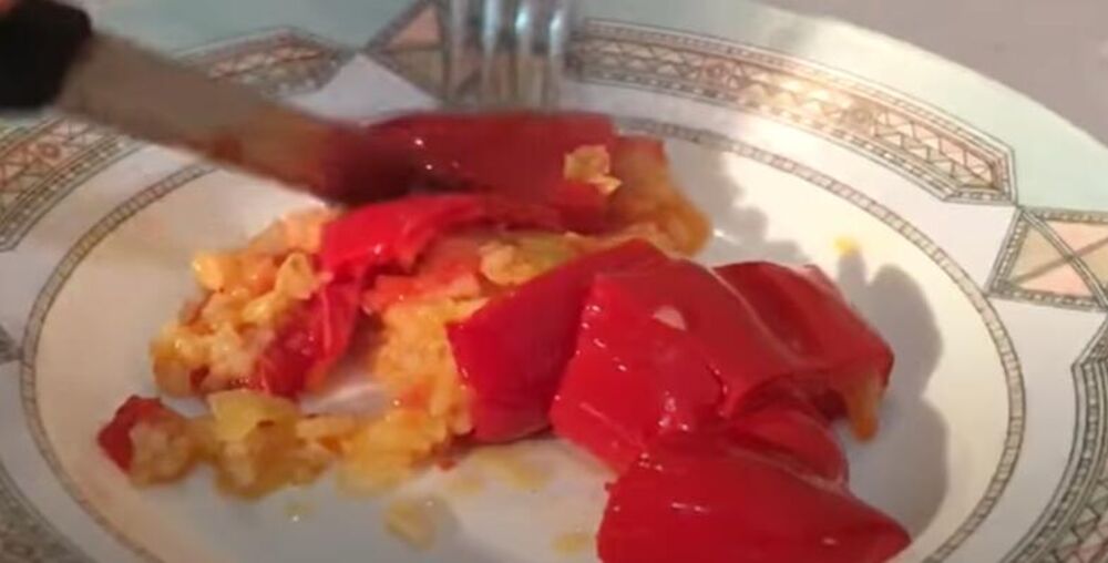 Paprike punjene pirinčem u tanjiru