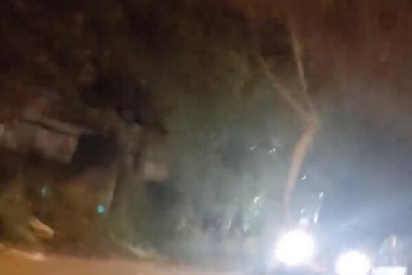 DRUŽE, JE LI TOLIKA PREŠA?! Bahati vozač se provozao TROTOAROM, a gledajte šta je PEŠAK MORAO DA URADI (VIDEO)