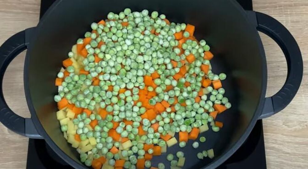 Krompir, šargarepa i grašak u šerpi