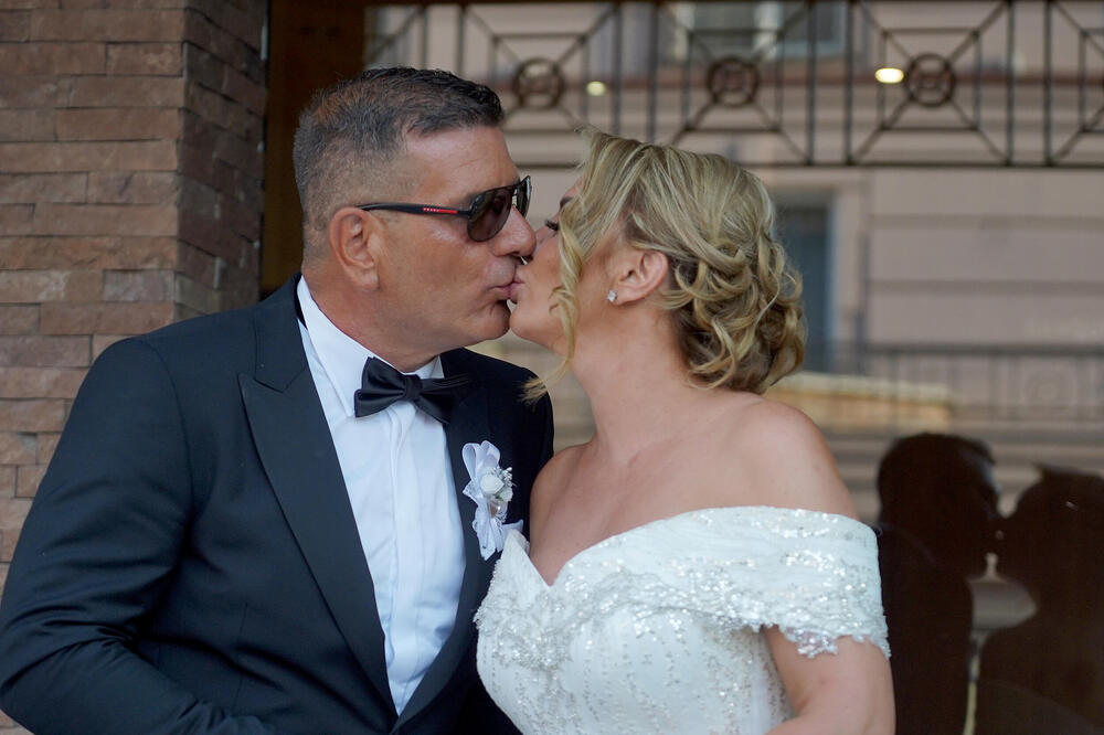 Našu pevačicu prozivali da se udala za matorog dedu! Usledio šok na svadbi, doživela je sramotnu stvar